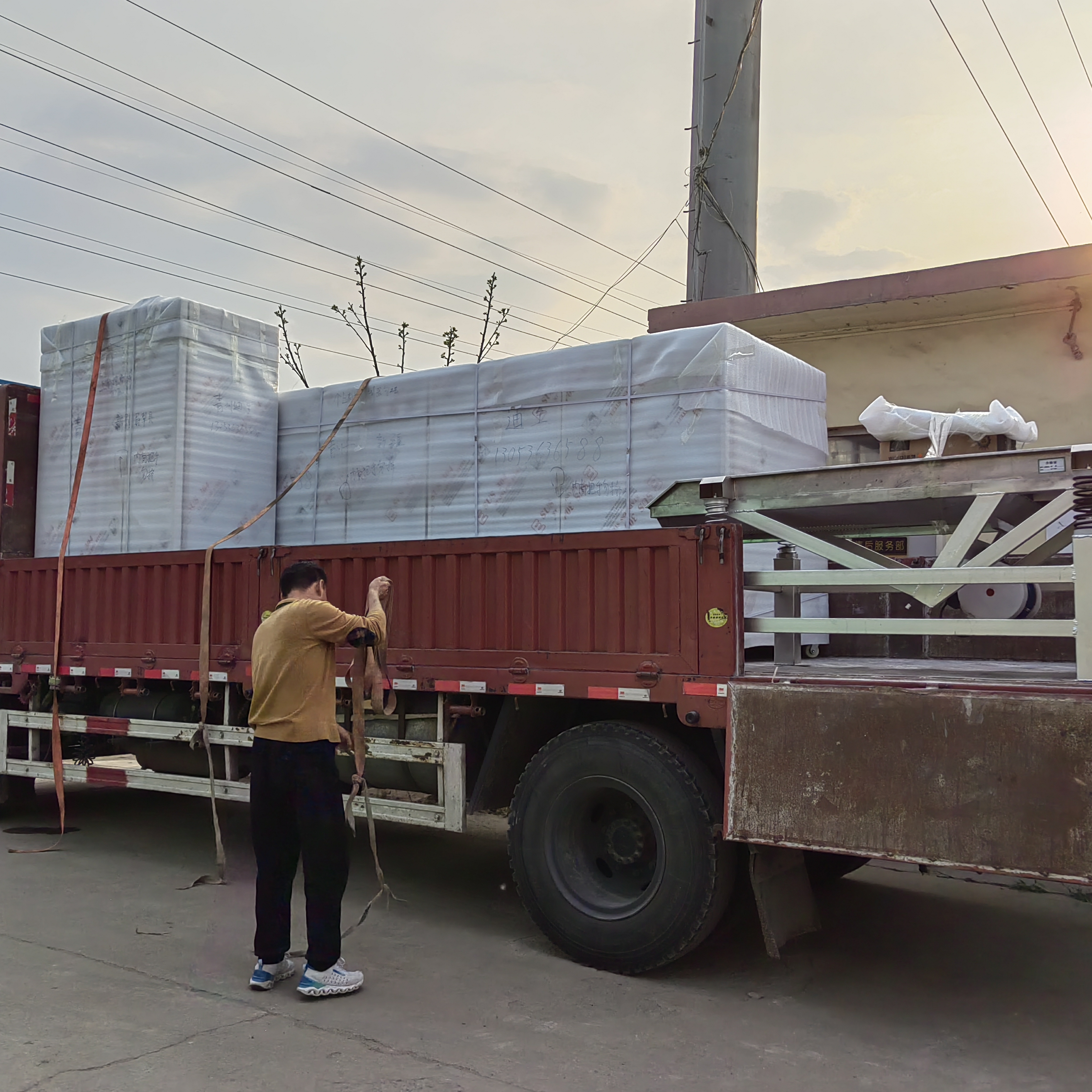 迪生機械——1000型不銹鋼豆芽機和14筐花生芽機和小型震動去殼機發貨新疆